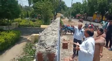 रहटगांव: ग्राम पंचायत नजरपुरा द्वारा किये जा रहे बाउंडरी वॉल निर्माण कार्य में जनपद उपाध्यक्ष ने घटिया निर्माण की जांच की मांग की