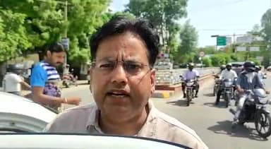 अलवर: सरस डेयरी रोड पर नगर परिषद आयुक्त जाम में फंसे, बोले- रोड पर जाम लगाने वालों पर FIR होनी दर्ज चाहिए