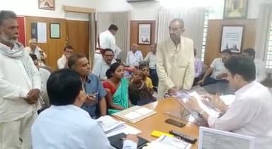 जहानाबाद: जिलाधिकारी रिची पांडे ने अपने कार्यालय कक्ष में लगाया जनता दरबार, लोगों की सुनी फरियाद