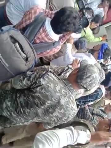 देखिए किस तरह पुलिस डिटेन कर रही है |
बड़ी खबर भोपाल से हमें क्रांति कारी आंदोलन साथियो को पुलिस द्वारा गिरफ्तार कर लिया गया है |
जल्द रिहा करें नहीं इसे बड़ा आंदोलन खड़ा हो जायेगा.
#जातिगत_जनगणना