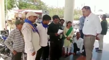 रतलाम नगर: संसद भवन में संविधान निर्माता डॉ अम्बेडकर की प्रतिमा स्थापित करने को लेकर भीम आर्मी ने कलेक्ट्रेट पहुंचकर दिया ज्ञापन