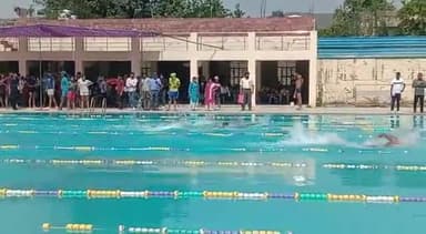 अलवर: जिला तैराकी संघ द्वारा इंदिरा गांधी स्टेडियम स्थित तरणताल में शुरू हुई 72वीं राज्यस्तरीय सीनियर तैराकी प्रतियोगिता
