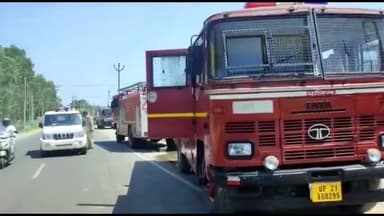 मुरादाबाद: लाकडी-फाजलपुर रोड पर कबाड़े के गोदाम में लगी भीषण आग, सूचना पर पहुंची फायर ब्रिगेड की टीम ने आग पर काबू पाया