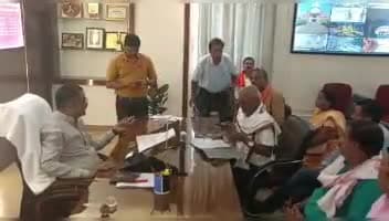 नगर निगम कार्यालय में महापौर अशोक तिवारी ने निगम के अधिकारियों के साथ की पहली बैठक, अधिकारियों को दिए अहम निर्देश