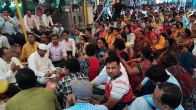 बेगूसराय: समाहरणालय पर माध्यमिक शिक्षक संघ का अनिश्चितकालीन धरना 12वें दिन भी रहा जारी, बिहार सरकार के खिलाफ जमकर निकाला भड़ास