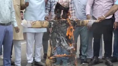 मंदसौर: दिल्ली की घटना के बाद विश्व हिंदू परिषद ने मंदसौर गांधी चौराहा पर जलाया लव जिहाद का पुतला, किया प्रदर्शन