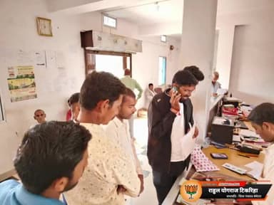 #दौरा-2- ग्राम- कठिया( बेमेतरा )
ग्राम सरदा सोसाइटी का किया दौरा किसानों को जबरदस्ती वर्मी कंपोस्ट ( गोबर खाद्य) पकड़ाए जाने की थी शिकायत, लेकिन अब किसानों को जबरदस्ती खाद्य नहीं पकड़ाया जाएगा...