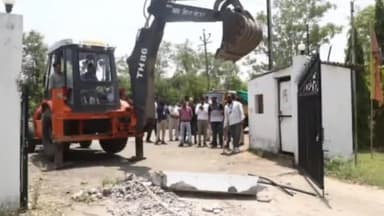 हुज़ूर: बावड़िया ब्रिज के पास अमूल्या गार्डन पर जिला प्रशासन ने कार्रवाई कर चलाया बुलडोजर, अवैध रुप से संचालित हो रहा था होटल
