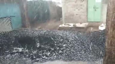 मंदसौर: जिले में हुई बिन मौसम बारिश व गिरे ओले, रेलवे स्टेशन रोड पर गिरा एक जर्जर मकान का हिस्सा