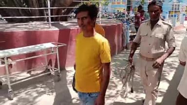 गोपालगंज: नगर थाने की पुलिस ने शराब पीने के मामले में दो युवकों को किया गिरफ्तार। सदर अस्पताल में मेडिकल जांच के बाद कोर्ट भेजा।