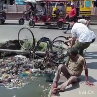 हापुड़: अतरपुरा चौराहा स्थित नाले में ट्राई साइकिल समेत गिरा दिव्यांग, कड़ी मशक्कत के बाद लोगों ने दिव्यांग को निकाला बाहर।