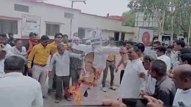 खुरई: पूर्व केंद्रीय मंत्री अरुण यादव के बयानों को लेकर खुरई के तहसील परिसर में भाजपा ने कांग्रेस और कमलनाथ का जलाया पुतला
