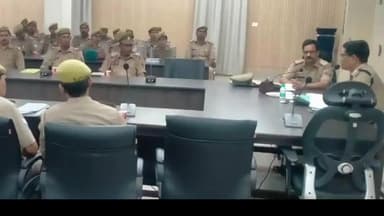 मुरादाबाद: एसपी ट्रैफिक ने पुलिस लाइन सभागार में समस्त पैरोकार के साथ न्यायालय में विचाराधीन मुकदमों की समीक्षा की
