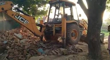 जलेसर: नगला उदना में अवैध निर्माण की शिकायत पर प्रशासन ने चलाया बुलडोजर
