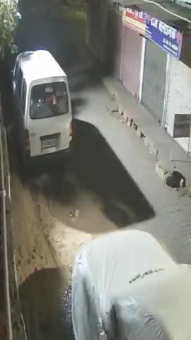 कानपुर: गुजैनी सब्जी मंडी के पास घर के बाहर खड़ी कार का चोरों ने साइलेंसर किया चोरी, घटना सीसीटीवी में हुई कैद