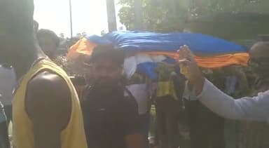 महुआ: महुआ के कुशहर में बीते रविवार को सड़क दुर्घटना में घायल युवक की इलाज के दौरान मौत परिजनों में कोहराम