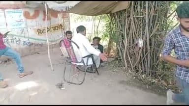 कोलगवाँ थाना छेत्र अंतर्गत ट्रांसपोर्ट नगर में चोरी के शक में एक कबाड़ी ने दो युवकों को बंधक बनाकर पीटा।