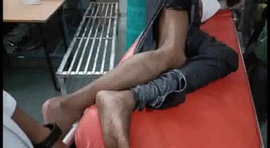 छतरपुर नगर: बंधी पेट्रोल पंप के पास ब्रेकर पर बाइक सवार अनियंत्रित होकर गिरा, बारात में शामिल होने जा रहा था बाइक सवार