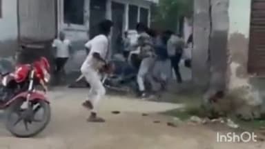 आगरा: थाना ताजगंज के कृष्णापुरी कॉलोनी में दो पक्षों के बीच जमकर हुई मारपीट का वीडियो वायरल