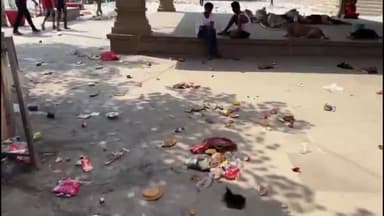 अस्सी घाट पर लगा कूड़े का अंबार सफाई कर्मी हुए नदारद