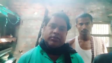 बारसोई: लोगवा पंचायत के ग्राम लोगवा में आग लगने से दो घर जलकर राख, जिला परिषद प्रतिनिधि आफताब ताज पीड़ित परिवार से मिले