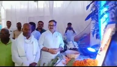 गोरौल: बड़ेवा गांव में प्रखंड प्रमुख मुन्ना कुमार के पिता स्वर्गीय फकीरा राय के श्राद्ध कार्यक्रम में पहुंचे कई विधायक