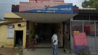 मुगलसराय: अलीनगर के वार्ड 3 नई बस्ती में एक मकान में संदिग्ध परिस्थितियों में महिला का शव फंदे से लटकता मिला, जांच में जुटी पुलिस