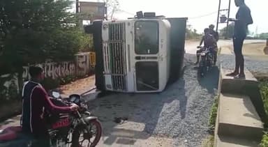 कोंडागांव: जोंदरापदर स्टॉपडेम पुल के ढलान पर अनियंत्रित होकर गिट्टी से भरा हाइवा पलटा, ड्राइवर की बाल-बाल बची जान