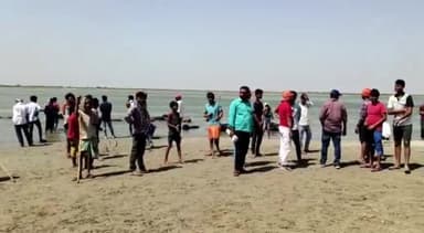 गोपालगंज: मलाही के पास गंडक नदी में दोस्तों के साथ स्नान करने गया युवक हुआ लापता, खोजबीन में जुटे ग्रामीण