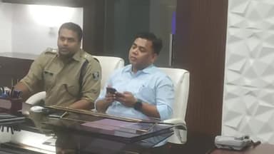 सासाराम: प्रभारी DM शेखर आनंद ने कलेक्ट्रेट में विभिन्न विभाग के अधिकारियों के साथ की बैठक, एसपी विनीत कुमार रहे मौजूद