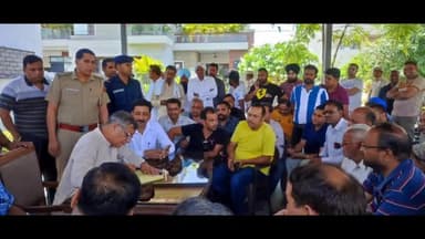 जगाधरी: फैक्ट्रियों में हुई GST की कार्रवाई को लेकर दुकानदारों व फैक्ट्री संचालकों ने शिक्षा मंत्री से उनके निवास पर की मुलाकात