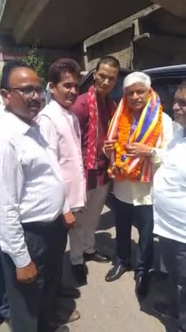 बस्ती। ओवर ब्रिज बड़ेवन चौराहे पर पूर्व कैबिनेट मंत्री दिल्ली सरकार  मा० श्री राजेंद्र पाल गौतम जी का स्वागत करते मिशन जय भीम के कार्यकर्ता।