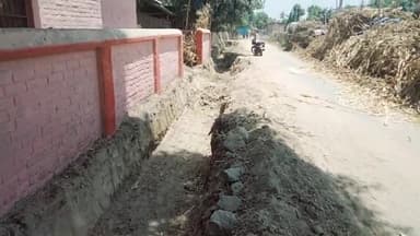 बारसोई: बलतर पंचायत के कोटा गांव में नाले निर्माण हो रहे है जो रात के अंधेरे में जेसीबी के माध्यम से खुदाई कार्य संबंध के द्वारा
