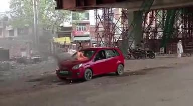 कानपुर: मंधना चौराहे पर खड़ी गाड़ी में लगी आग,क्षेत्र के लोगों ने पाया आग पर काबू