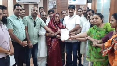 मंदसौर: रेवास देवड़ा रोड स्थित दादा दादी पार्क में स्वर्गीय प्रहलाद बंधवार की प्रतिमा लगाने की मांग को लेकर पार्षदगणों ने अध्यक्