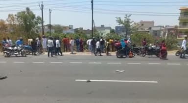 मीनापुर: भीखनपुरा NH-57 पर अनियंत्रित होकर पलटी कार, एक ही परिवार के 5 लोग गंभीर रूप से हुए घायल