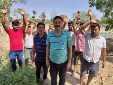 गोपालगंज: सिसवनिया गांव में मनरेगा के द्वारा इस्टीमेट के अनुसार काम नहीं कराने को लेकर लोगों ने किया प्रदर्शन