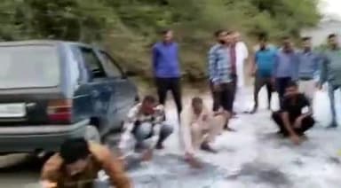 मोरनी: मोरनी से बड़ीशेर मार्ग पर बनने वाली सड़क में घटिया निर्माण सामग्री का इस्तेमाल होने पर ग्रामीणों ने किया रोष प्रकट