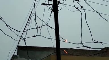 सवायजपुर: पाली कस्बे के 2 वार्डों की विद्युत आपूर्ति 6 घंटे से बाधित, विद्युतकर्मी फाल्ट ढूंढने में जुटे