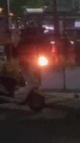 कानपुर: थाना काकादेव क्षेत्र के अंतर्गत हितकारी नगर में देर रात ट्रांसफार्मर में लगी भीषण आग