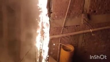 आगरा: लोहामंडी के तेलीपाड़ा इलाक़े में विद्युत पोल में लगी भीषण आग,कई घरों की विद्युत सप्लाई बंद,दहशत में लोग।