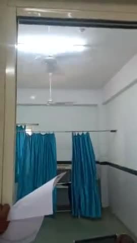 govt hospital me ward no. 19  /20 ke pass andar do fan hai magar baahar ek bhi nhin hai