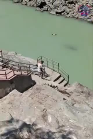 देवप्रयाग में पैर फिसलने से नदी में गिरा शख्स जल पुलिसकर्मी ने बचाई जान
#uttrakhandpolice 
#jalpolice
#Devpyag