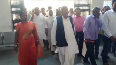 नूरसराय: नूरसराय प्रखंड कार्यालय में 6 भूमिहीनों के बीच मंत्री श्रवण कुमार व सांसद कौशलेंद्र कुमार ने पर्चे का किया वितरण