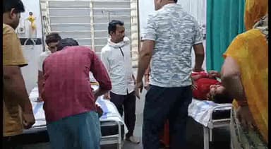 छतरपुर नगर: धमोरा के पास ई-रिक्शा पलटने से तीन लोग गंभीर रूप से हुए घायल, जिला अस्पताल में कराया गया भर्ती