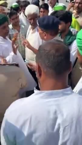 भाकियू लोकशक्ति के राष्ट्रीय अध्यक्ष मास्टर श्यौराज सिंह जी की जेवर एसीपी से तीखी नोंकझोंक के बाद सभी किसानों ने यमुना एक्सप्रेस-वे पर कूच किया