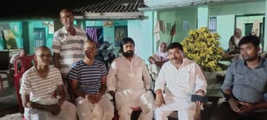 राजद जिला अध्यक्ष उदय शंकर यादव जी त्रिमुहानी में जलेश्वर यादव जी के घर पहुंचकर शोक संपत परिजनों से मिलकर शोक संवेदना व्यक्त किया