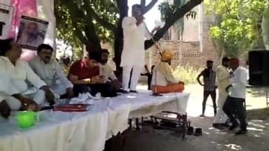 मोहनसराय में किसानों का तीसरा दिन धरना रहा जारी, कहा - मर जाएंगे लेकिन नहीं देंगे अपनी जमीन