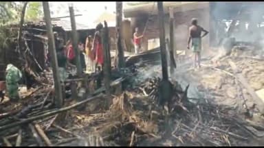 अमौर: थाना क्षेत्र के तेलंगा गांव वार्ड नं 16 में अचानक लगी आग 6 परिवारों के कई घर जलकर राख