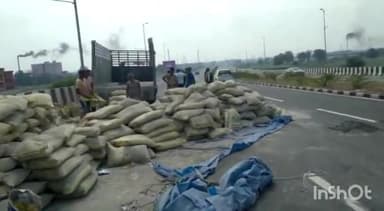 हापुड़: NH-9 स्थित ततारपुर कट के पास सीमेंट से लदी ट्रैक्टर ट्राली अज्ञात ट्रक की टक्कर लगने से हाइवे पर पलटी